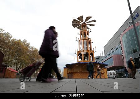 Duisburg, Germany. 06th Nov, 2021. An oversized Christmas pyramid stands in the pedestrian zone in the city centre for the Christmas market. (to dpa 'Ahead of the opening of numerous Christmas markets in the coming week') Credit: Fabian Strauch/dpa/Alamy Live News Stock Photo