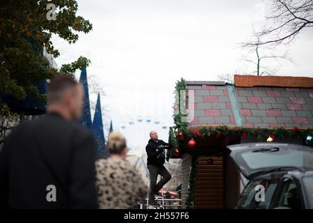 Duisburg, Germany. 06th Nov, 2021. Market vendors set up their stalls for the Christmas market in the pedestrian zone in the city center. (to dpa 'Ahead of the opening of numerous Christmas markets in the coming week') Credit: Fabian Strauch/dpa/Alamy Live News Stock Photo