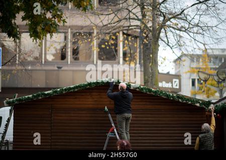 Duisburg, Germany. 06th Nov, 2021. Market vendors set up their stalls for the Christmas market in the pedestrian zone in the city center. (to dpa 'Ahead of the opening of numerous Christmas markets in the coming week') Credit: Fabian Strauch/dpa/Alamy Live News Stock Photo