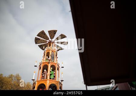 Duisburg, Germany. 06th Nov, 2021. An oversized Christmas pyramid stands in the pedestrian zone in the city centre for the Christmas market. (to dpa 'Ahead of the opening of numerous Christmas markets in the coming week') Credit: Fabian Strauch/dpa/Alamy Live News Stock Photo