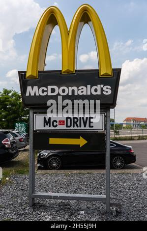 Sign to the left for the McDrive entrance to Mc Donalds Stock Photo