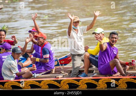 Khmer farmers participating in the traditional Ngo boat racing festival on the Maspero river Stock Photo