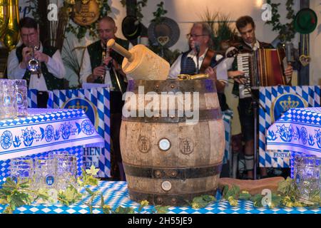 Bettie Ballhaus und beste Freundin Julia Exclusiv, 10 Jahre Hofbraü