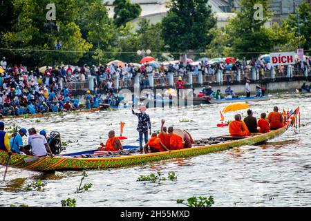 Khmer farmers participating in the traditional Ngo boat racing festival on the Maspero river Stock Photo