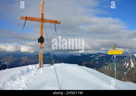 Gipfelkreuz auf dem Regenspitz im Herbst, Hintersee, Salzburg, Österreich, Europa - Summit cross on the Regenspitz in autumn, Hintersee, Salzburg, Aus Stock Photo