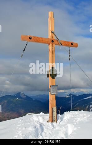 Gipfelkreuz auf dem Regenspitz im Herbst, Hintersee, Salzburg, Österreich, Europa - Summit cross on the Regenspitz in autumn, Hintersee, Salzburg, Aus Stock Photo