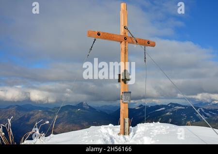 Gipfelkreuz auf dem Regenspitz im Herbst, Hintersee, Salzburg, Österreich, Europa - Summit cross on the Regenspitz in autumn, Hintersee, Salzburg, Aus Stock Photo