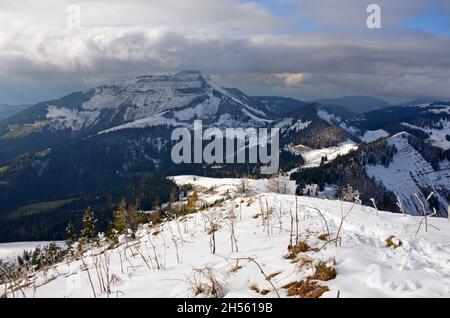 Gipfelkreuz auf dem Regenspitz im Herbst, Hintersee, Salzburg, Österreich, Europa - Summit cross on the Regenspitz in autumn, Hintersee, Salzburg, Aus Stock Photo