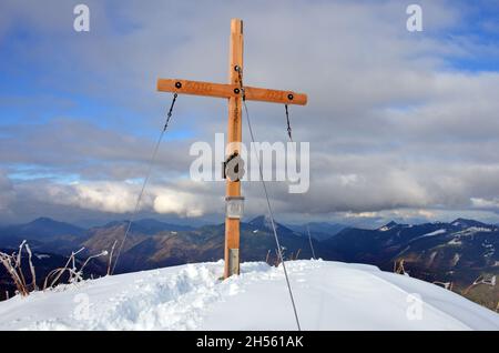 Gipfelkreuz auf dem Regenspitz im Herbst, Hintersee, Salzburg, Österreich, Europa - Summit cross on the Regenspitz in autumn, Hintersee, Salzburg, Aus Stock Photo