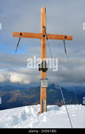 Gipfelkreuz auf dem Regenspitz im Herbst, Hintersee, Salzburg, Österreich, Europa - Summit cross on the Regenspitz in autumn, Hintersee, Salzburg, Aus Stock Photo