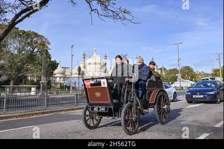 Brighton, UK. 7th Nov, 2021. A 1900 Stephens owned by Tom Loder passes by the Royal Pavilion in Brighton in Brighton in the RM Sotheby's London to Brighton Veteran Car Run . This year is the 125th anniversary of BritainÕs longest-running motoring event : Credit Simon Dack/Alamy Live News Stock Photo