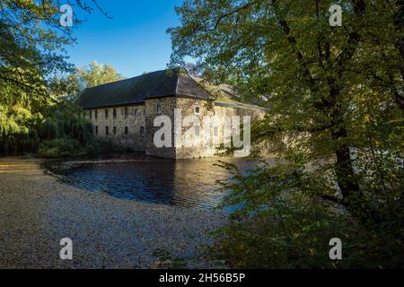 Germany, Langenfeld (Rheinland), Bergisches Land, Niederbergisches Land, Niederberg, Rhineland, North Rhine-Westphalia, NRW, Langenfeld-Wiescheid, manor house Graven in Wiescheid, Middle Ages, moated castle in a lake, ditch Stock Photo