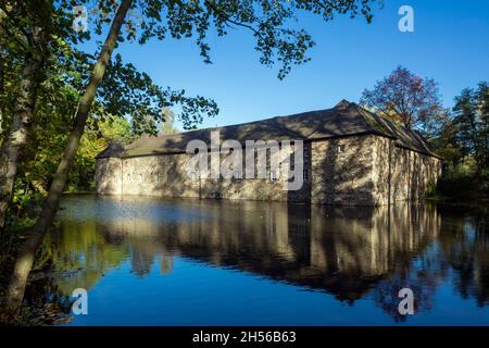 Germany, Langenfeld (Rheinland), Bergisches Land, Niederbergisches Land, Niederberg, Rhineland, North Rhine-Westphalia, NRW, Langenfeld-Wiescheid, manor house Graven in Wiescheid, Middle Ages, moated castle in a lake, ditch Stock Photo