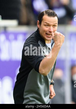 07 November 2021, Saxony, Aue: Football: 2. Bundesliga, Erzgebirge Aue - 1. FC Heidenheim, Matchday 13, Erzgebirgsstadion. Aue's team manager Marc Hensel celebrates after scoring the goal to make it 1:0. Photo: Robert Michael/dpa-Zentralbild/dpa - IMPORTANT NOTE: In accordance with the regulations of the DFL Deutsche Fußball Liga and/or the DFB Deutscher Fußball-Bund, it is prohibited to use or have used photographs taken in the stadium and/or of the match in the form of sequence pictures and/or video-like photo series.