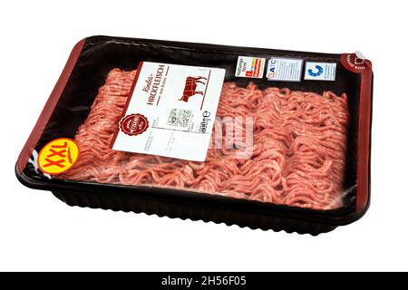 Hamburg, Germany - November 7 2021: Meine Metzgerei 1 Packung  Rinderhackfleisch - 1 pack of minced beef XXL 800 g Stock Photo - Alamy