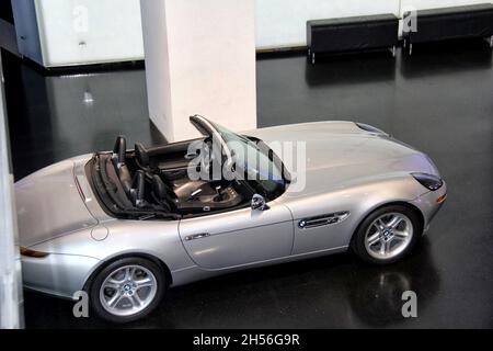 BMW Z8 Roadster IAA 1999 ミニチャンプス ディーラー別注 MINI GT 1/64 (ダイキャスト製) BMW Z8 「ワールド・イズ