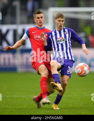 07 November 2021, Saxony, Aue: Football: 2. Bundesliga, Erzgebirge Aue - 1. FC Heidenheim, Matchday 13, Erzgebirgsstadion. Aue's Sam Schreck (r) against Heidenheim's Jan Schöppner. Photo: Robert Michael/dpa-Zentralbild/dpa - IMPORTANT NOTE: In accordance with the regulations of the DFL Deutsche Fußball Liga and/or the DFB Deutscher Fußball-Bund, it is prohibited to use or have used photographs taken in the stadium and/or of the match in the form of sequence pictures and/or video-like photo series.