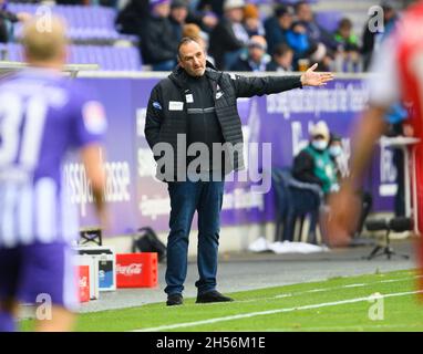 07 November 2021, Saxony, Aue: Football: 2. Bundesliga, Erzgebirge Aue - 1. FC Heidenheim, Matchday 13, Erzgebirgsstadion. Heidenheim's coach Frank Schmidt gestures on the touchline. Photo: Robert Michael/dpa-Zentralbild/dpa - IMPORTANT NOTE: In accordance with the regulations of the DFL Deutsche Fußball Liga and/or the DFB Deutscher Fußball-Bund, it is prohibited to use or have used photographs taken in the stadium and/or of the match in the form of sequence pictures and/or video-like photo series.