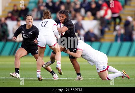 New Zealand’s Liana Mikaele-Tu’u is tackled by England’s Marlie Packer and Helena Rowland (left) during the Autumn Internationals match at Franklin's Gardens, Northampton. Picture date: Sunday November 7, 2021. See PA story RUGBYU England Women. Photo credit should read: David Davies/PA Wire. RESTRICTIONS: Use subject to restrictions. Editorial use only, no commercial use without prior consent from rights holder. Stock Photo