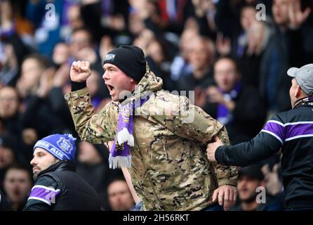 07 November 2021, Saxony, Aue: Football: 2. Bundesliga, Erzgebirge Aue - 1. FC Heidenheim, Matchday 13, Erzgebirgsstadion. Aue's fans cheer after the victory. Photo: Robert Michael/dpa-Zentralbild/dpa - IMPORTANT NOTE: In accordance with the regulations of the DFL Deutsche Fußball Liga and/or the DFB Deutscher Fußball-Bund, it is prohibited to use or have used photographs taken in the stadium and/or of the match in the form of sequence pictures and/or video-like photo series.