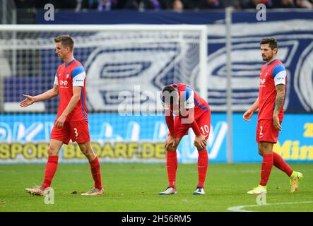 07 November 2021, Saxony, Aue: Football: 2. Bundesliga, Erzgebirge Aue - 1. FC Heidenheim, Matchday 13, Erzgebirgsstadion. Heidenheim's Jan Schöppner (l-r), Tim Kleindienst and Marnon Busch disappointed after the defeat. Photo: Robert Michael/dpa-Zentralbild/dpa - IMPORTANT NOTE: In accordance with the regulations of the DFL Deutsche Fußball Liga and/or the DFB Deutscher Fußball-Bund, it is prohibited to use or have used photographs taken in the stadium and/or of the match in the form of sequence pictures and/or video-like photo series.
