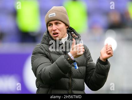 07 November 2021, Saxony, Aue: Football: 2. Bundesliga, Erzgebirge Aue - 1. FC Heidenheim, Matchday 13, Erzgebirgsstadion. Aue player Clemens Fandrich, who was banned for 7 months, cheers on the field after the victory. Photo: Robert Michael/dpa-Zentralbild/dpa - IMPORTANT NOTE: In accordance with the regulations of the DFL Deutsche Fußball Liga and/or the DFB Deutscher Fußball-Bund, it is prohibited to use or have used photographs taken in the stadium and/or of the match in the form of sequence pictures and/or video-like photo series.