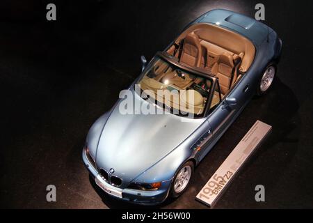 BMW Z3 : Aerial view, metallic blue color, year 1995