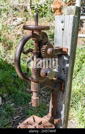 Hand cranked press hi res stock photography and images Alamy