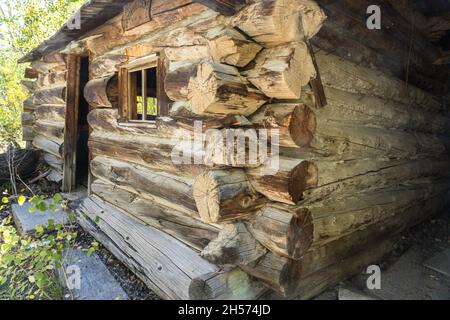 An abandoned log cabin by a small old family-operated gold mine in the Tushar Mountains near Marysvale, Utah. Stock Photo