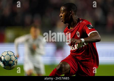 ANTWERPEN, BELGIUM - NOVEMBER 7: Michel Ange Balikwisha of Royal Antwerp FC during the Jupiler Pro League match between Royal Antwerp FC and Anderlecht at Bosuilstadion on November 7, 2021 in Antwerpen, Belgium (Photo by Jeroen Meuwsen/Orange Pictures) Stock Photo