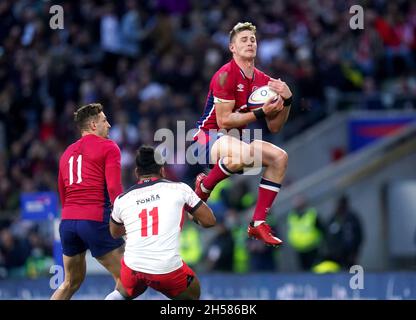 England's Freddie Steward catches a high ball during the Autumn Internationals match at Twickenham Stadium, London. Picture date: Saturday November 6, 2021. See PA story RUGBYU England. Photo credit should read: Adam Davy/PA Wire. RESTRICTIONS: Use subject to restrictions. Editorial use only, no commercial use without prior consent from rights holder. Stock Photo