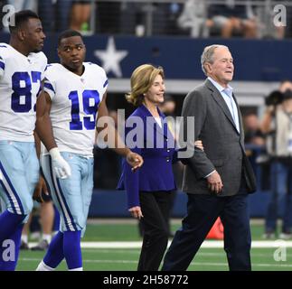 https://l450v.alamy.com/450v/2h58772/arlington-united-states-07th-nov-2021-former-president-george-w-bush-and-former-first-lady-laura-bush-take-part-in-the-coin-toss-for-the-dallas-cowboys-and-denver-broncos-nfl-game-at-att-stadium-in-arlington-texas-on-sunday-november-7-2021-photo-by-ian-halperinupi-credit-upialamy-live-news-2h58772.jpg