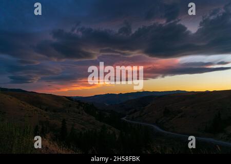 Pink sunset fades over Cascade Mountain Range in Washington, USA Stock Photo