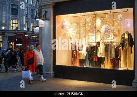 London, UK, 7 November 2021: On Sunday afternoon London's West End is full of shoppers taking advantage of the dry weather to go shopping. The Christmas displays are in the shop windows and talk of supply chain problems means retailers are encouraging people to get their Christmas shopping done early. Anna Watson/Alamy Live News Stock Photo