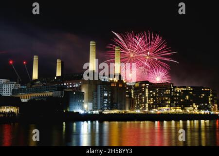 London, UK. 7th Nov, 2021. The annual firework display at Battersea Park, as viewed from the north bank of the River Thames, opposite Battersea Power Station. The popular event took place for the second night this weekend and Sunday night's offerings were at an earlier 'family-friendly' start time. Credit: Eleventh Hour Photography/Alamy Live News Stock Photo