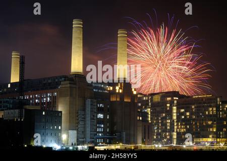 London, UK. 7th Nov, 2021. The annual firework display at Battersea Park, as viewed from the north bank of the River Thames, opposite Battersea Power Station. The popular event took place for the second night this weekend and Sunday night's offerings were at an earlier 'family-friendly' start time. Credit: Eleventh Hour Photography/Alamy Live News Stock Photo