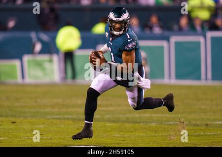 Philadelphia, USA. 07th Nov, 2021. Philadelphia, Pennsylvania, USA. 7th Nov, 2021. Philadelphia Eagles quarterback Jalen Hurts (1) scrambles with the ball during the NFL game between the Los Angeles Chargers and the Philadelphia Eagles at Lincoln Financial Field in Philadelphia, Pennsylvania. Christopher Szagola/CSM/Alamy Live News Credit: Cal Sport Media/Alamy Live News Stock Photo