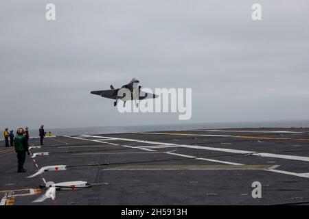 PACIFIC OCEAN (Nov. 5, 2021) An F-35C Lightning II, assigned to Marine Wing Fighter Attack Squadron (VMFA) 314, lands aboard the aircraft carrier USS Abraham Lincoln (CVN 72).  Abraham Lincoln is underway conducting routine operations in the U.S. 3rd Fleet. (U.S. Marine Corps photo by 1stLt. Charles Allen/Released) Stock Photo