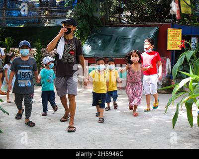 Malabon City, Philippines. 07th Nov, 2021. Kids wearing face masks visit the Malabon Zoo. Malabon Zoo in the Philippines had a soft opening after closure due to Covid-19 pandemic. As Metro Manila downgrade to alert level 2 status. Manny Tangco, the zoo owner, calling for cash donations to fund the food of the animals. Credit: SOPA Images Limited/Alamy Live News Stock Photo