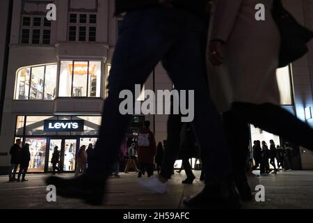 Hamburg, Germany. 06th Nov, 2021. Passers-by go shopping in the city centre. On 08.11.2021, the Northern Trade Association will provide information on the trade in 2021 and on expectations for the Christmas business. Credit: Marcus Brandt/dpa/Alamy Live News Stock Photo