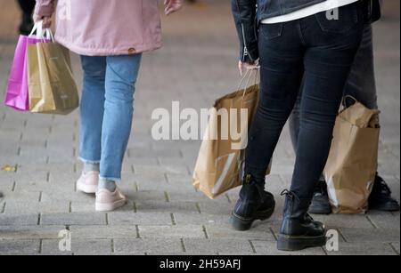 Hamburg, Germany. 06th Nov, 2021. Passers-by go shopping in the city centre. On 08.11.2021, the Northern Trade Association will provide information on the trade in 2021 and on expectations for the Christmas business. Credit: Marcus Brandt/dpa/Alamy Live News Stock Photo