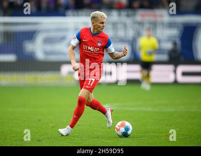 Aue, Germany. 07th Nov, 2021. Football: 2. Bundesliga, Erzgebirge Aue - 1. FC Heidenheim, Matchday 13, Erzgebirgsstadion. Heidenheim's Florian Pick plays the ball. Credit: Robert Michael/dpa-Zentralbild/dpa - IMPORTANT NOTE: In accordance with the regulations of the DFL Deutsche Fußball Liga and/or the DFB Deutscher Fußball-Bund, it is prohibited to use or have used photographs taken in the stadium and/or of the match in the form of sequence pictures and/or video-like photo series./dpa/Alamy Live News