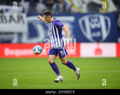 Aue, Germany. 07th Nov, 2021. Football: 2. Bundesliga, Erzgebirge Aue - 1. FC Heidenheim, Matchday 13, Erzgebirgsstadion. Aue's Omar Sijaric plays the ball. Credit: Robert Michael/dpa-Zentralbild/dpa - IMPORTANT NOTE: In accordance with the regulations of the DFL Deutsche Fußball Liga and/or the DFB Deutscher Fußball-Bund, it is prohibited to use or have used photographs taken in the stadium and/or of the match in the form of sequence pictures and/or video-like photo series./dpa/Alamy Live News