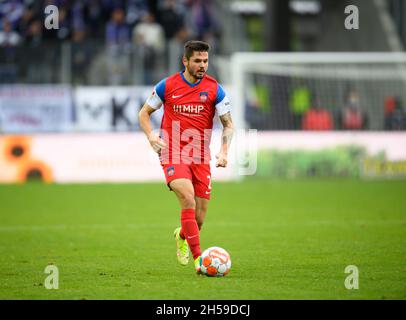 Aue, Germany. 07th Nov, 2021. Football: 2. Bundesliga, Erzgebirge Aue - 1. FC Heidenheim, Matchday 13, Erzgebirgsstadion. Heidenheim's Marnon Busch plays the ball. Credit: Robert Michael/dpa-Zentralbild/dpa - IMPORTANT NOTE: In accordance with the regulations of the DFL Deutsche Fußball Liga and/or the DFB Deutscher Fußball-Bund, it is prohibited to use or have used photographs taken in the stadium and/or of the match in the form of sequence pictures and/or video-like photo series./dpa/Alamy Live News