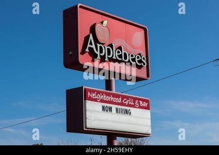 Bloomsburg, United States. 07th Nov, 2021. A 'now hiring' sign is seen at an Applebee's restaurant.'Now Hiring' signs are seen in Bloomsburg, Pennsylvania. The U.S. Bureau of Labor Statistics has reported that total non-farm payroll employment rose by 531,000 in October 2021, and the unemployment rate edged down by 0.2 percentage points to 4.6 percent. Credit: SOPA Images Limited/Alamy Live News Stock Photo