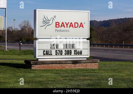 Bloomsburg, United States. 07th Nov, 2021. A 'now hiring' sign is seen at the home healthcare provider Bayada Pediatrics.'Now Hiring' signs are seen in Bloomsburg, Pennsylvania. The U.S. Bureau of Labor Statistics has reported that total non-farm payroll employment rose by 531,000 in October 2021, and the unemployment rate edged down by 0.2 percentage points to 4.6 percent. Credit: SOPA Images Limited/Alamy Live News Stock Photo