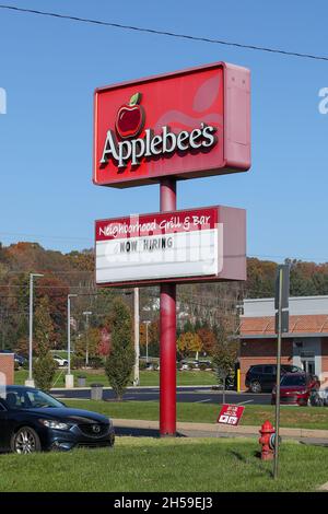 Bloomsburg, United States. 07th Nov, 2021. A 'now hiring' sign is seen at an Applebee's restaurant.'Now Hiring' signs are seen in Bloomsburg, Pennsylvania. The U.S. Bureau of Labor Statistics has reported that total non-farm payroll employment rose by 531,000 in October 2021, and the unemployment rate edged down by 0.2 percentage points to 4.6 percent. Credit: SOPA Images Limited/Alamy Live News Stock Photo