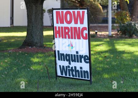 Bloomsburg, United States. 07th Nov, 2021. A 'now hiring' sign is seen at the Bloomsburg Press-Enterprise newspaper building.'Now Hiring' signs are seen in Bloomsburg, Pennsylvania. The U.S. Bureau of Labor Statistics has reported that total non-farm payroll employment rose by 531,000 in October 2021, and the unemployment rate edged down by 0.2 percentage points to 4.6 percent. Credit: SOPA Images Limited/Alamy Live News Stock Photo