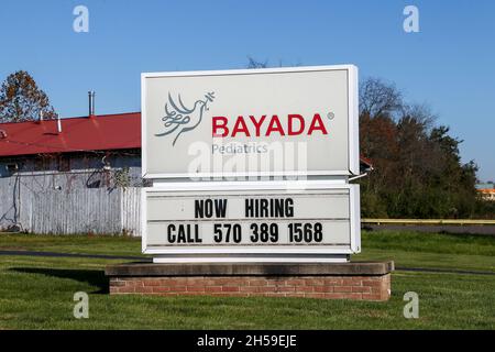 Bloomsburg, United States. 07th Nov, 2021. A 'now hiring' sign is seen at the home healthcare provider Bayada Pediatrics.'Now Hiring' signs are seen in Bloomsburg, Pennsylvania. The U.S. Bureau of Labor Statistics has reported that total non-farm payroll employment rose by 531,000 in October 2021, and the unemployment rate edged down by 0.2 percentage points to 4.6 percent. Credit: SOPA Images Limited/Alamy Live News Stock Photo