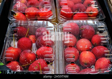 https://l450v.alamy.com/450v/2h59tnm/top-view-of-red-ripe-juicy-apples-in-plastic-containers-at-a-fresh-market-four-packs-of-apple-at-a-supermarket-2h59tnm.jpg